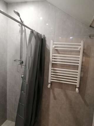 Хостелы SANTORINI HOSTEL and TOUR Ереван Кровать в общем 8-местном номере для мужчин и женщин-5