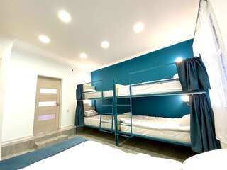 Хостелы SANTORINI HOSTEL and TOUR Ереван Кровать в общем 8-местном номере для мужчин и женщин-10