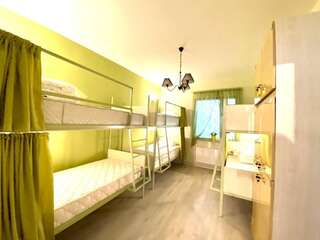 Хостелы SANTORINI HOSTEL and TOUR Ереван Кровать в общем 6-местном номере для женщин-13