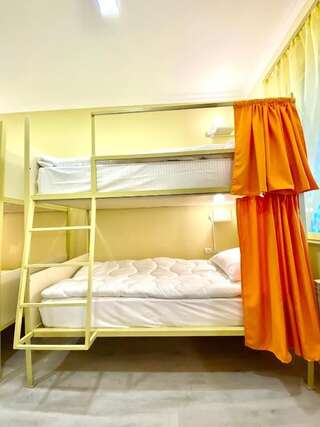 Хостелы SANTORINI HOSTEL and TOUR Ереван Кровать в общем 6-местном номере для женщин-15